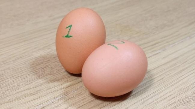 Phân biệt trứng sống với trứng chín