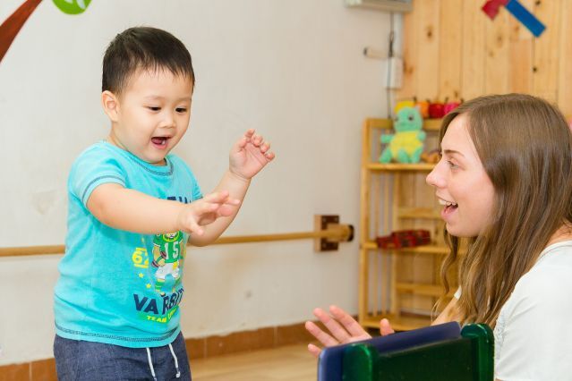 Việc chơi cùng con giúp trẻ làm quen với ngôn ngữ dễ dàng hơn.